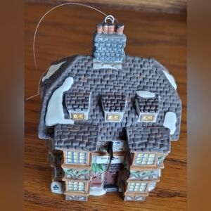 Dept 56 Sir John Falstaff Inn Ornament Collectors Edition 1995